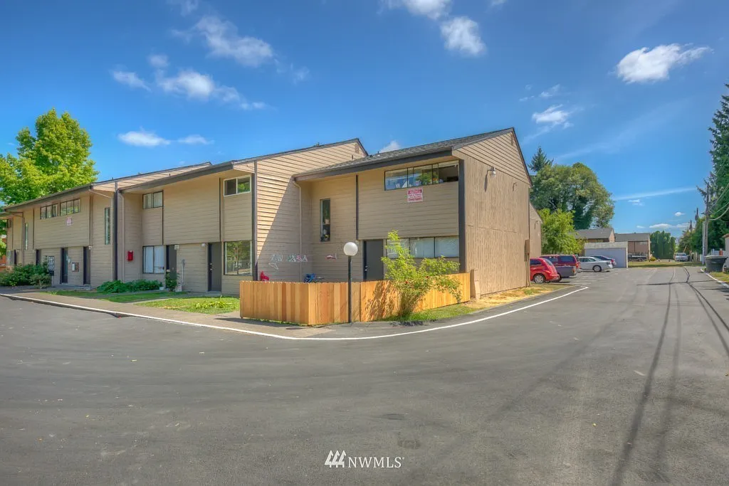 3 bed, 1000 sqft, $1,525 — Photo 1