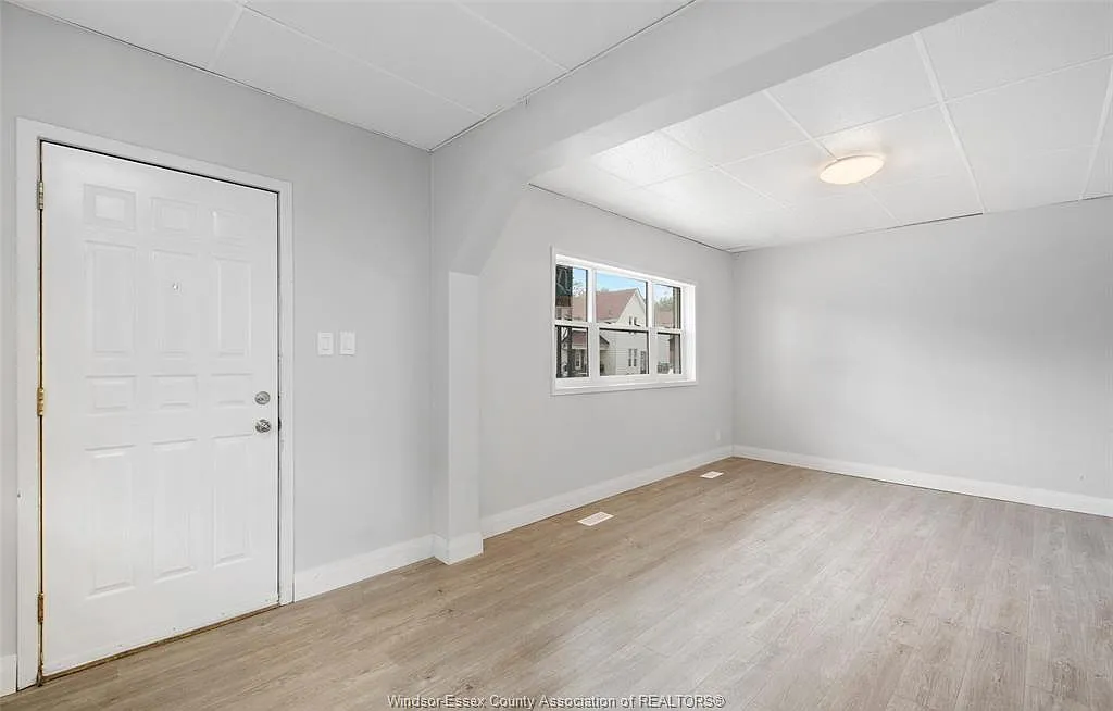 Building Photo - 736 University Ave E #1