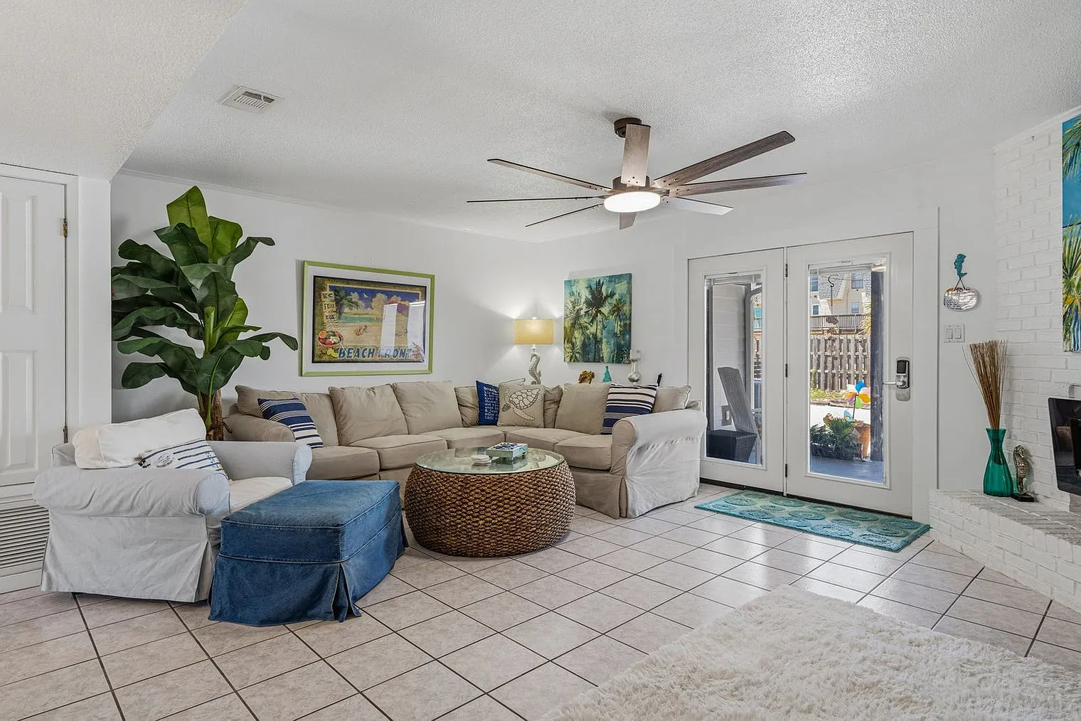 2 bed, 2.0 bath, 18298 sqft, $2,787 — Photo 3