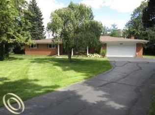 824 Bow Ln, Waterford, MI 48328