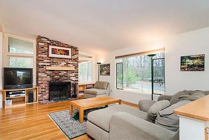 4 bed, 2.5 bath, 2200 sqft, $5,500 — Photo 2