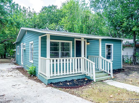 3rd image of 1027 Morelos St