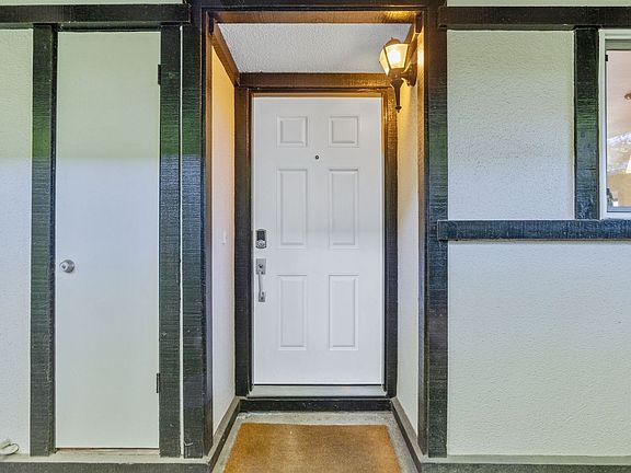 3rd image of 1042 East Ave