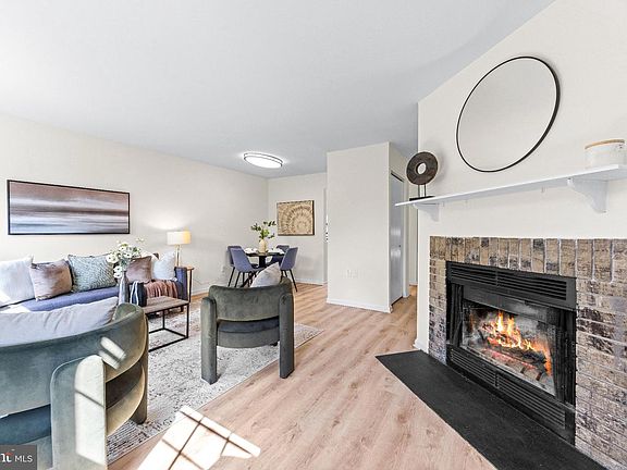 3rd image of 19 Chinaberry Ln