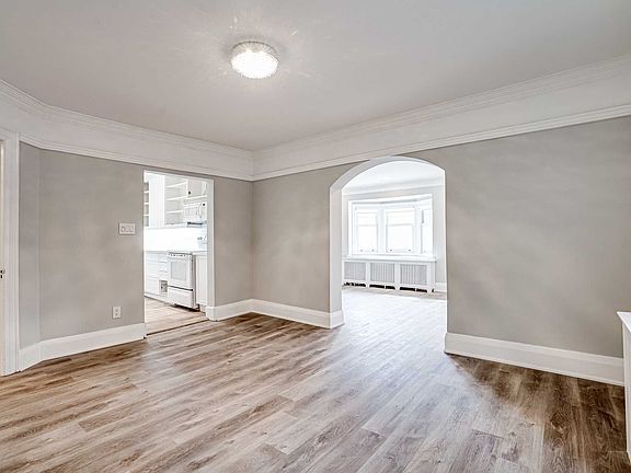 4th image of 8 Poplar Plains Cres