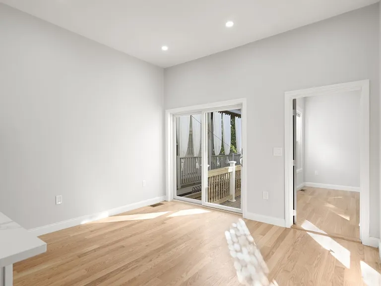 531 E 5th St #1A — Photo 8