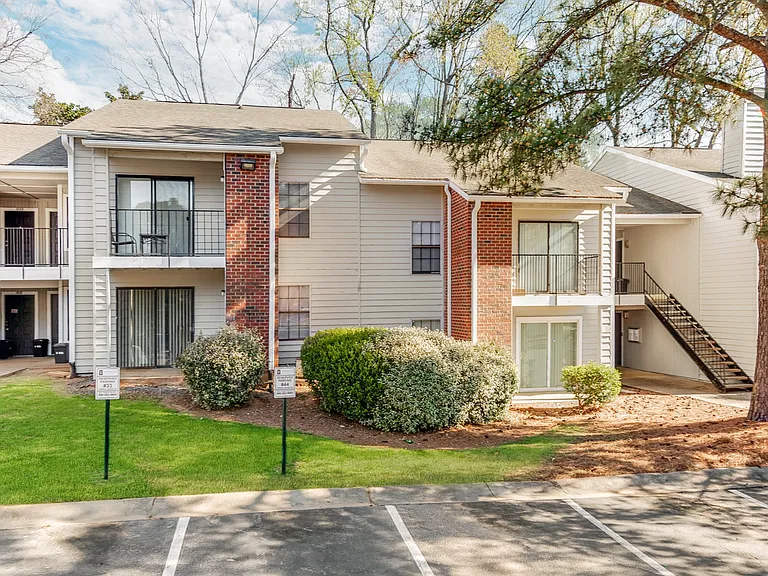 Woodford Apartments — Photo 8