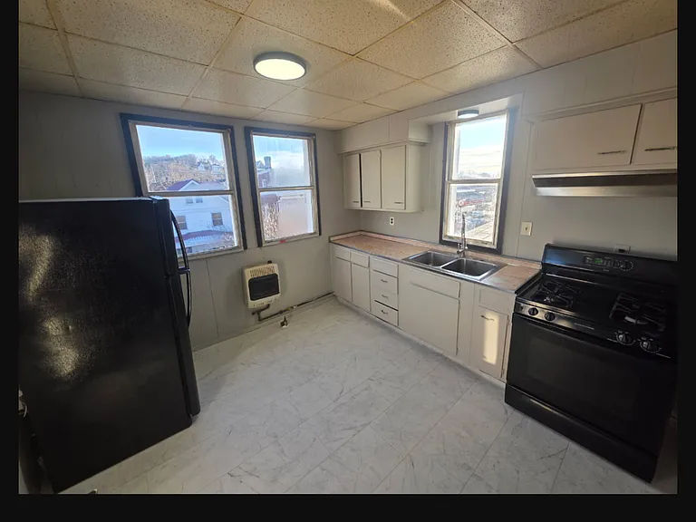 205 6th Ave #6 — Photo 1