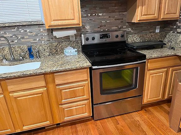4th image of 325 Hasbrouck Rd