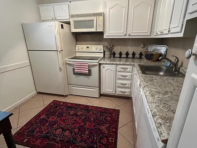 2515 NE 2nd Ct #202 — Photo 4