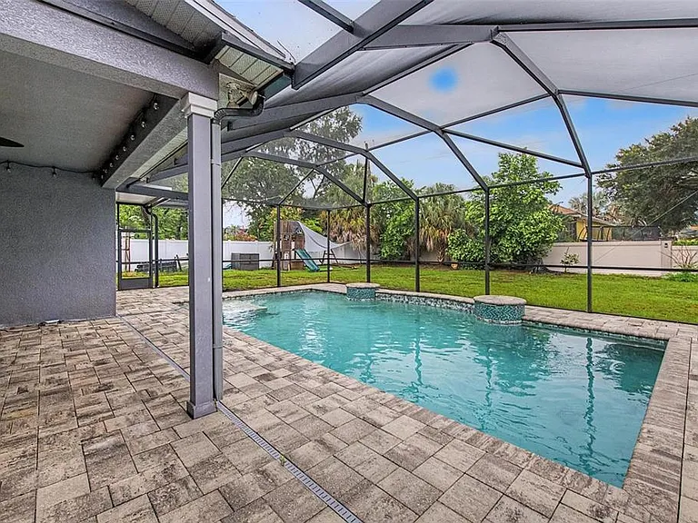 606 Royal Crest Dr — Photo 37