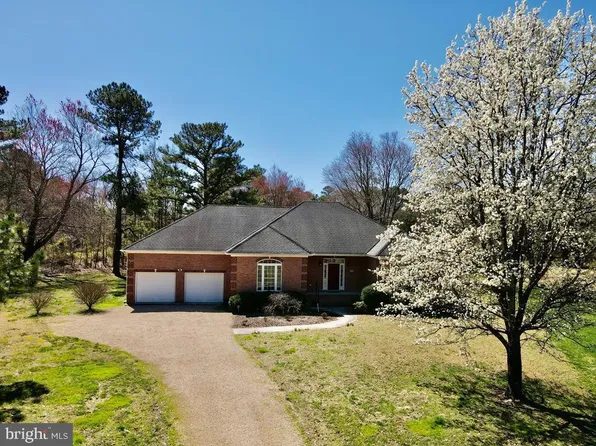 147 Sir Guy Dr, Weems, VA 22576