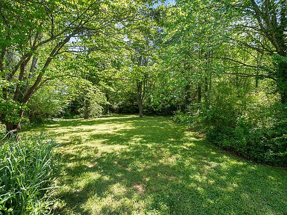 5th image of 202 Valley View Dr