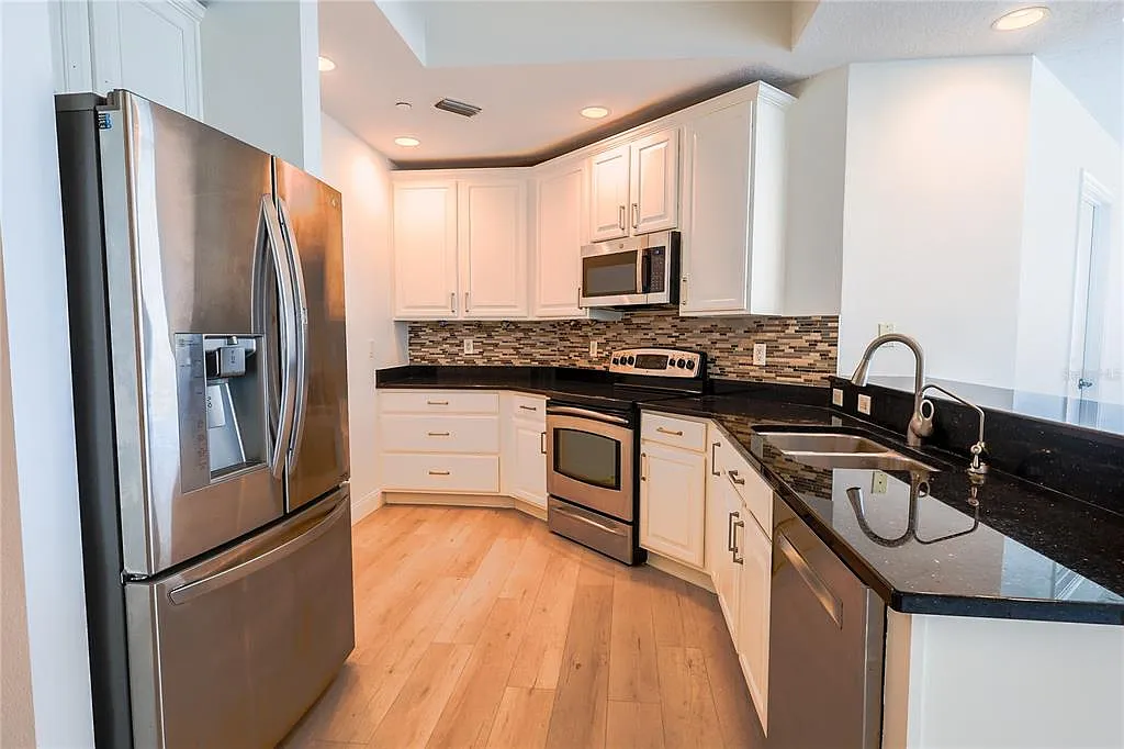 3 bed, 3.0 bath, 1733 sqft, $5,200 — Photo 4