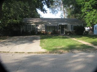 2424 SW Edgewater Ter, Topeka, KS 66614