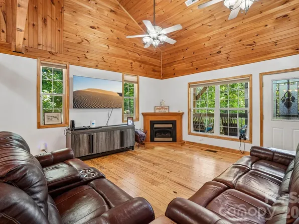 61 Misty Hill Ln, Franklin, NC 28734