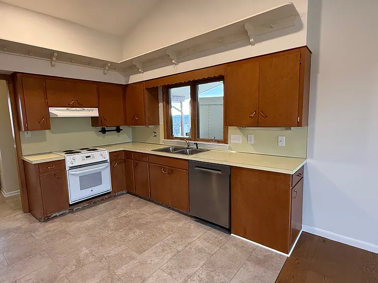 221 Grandview Dr — Photo 4