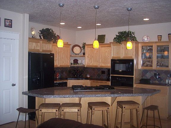 Sophisticated, Fully Appointed Kitchen