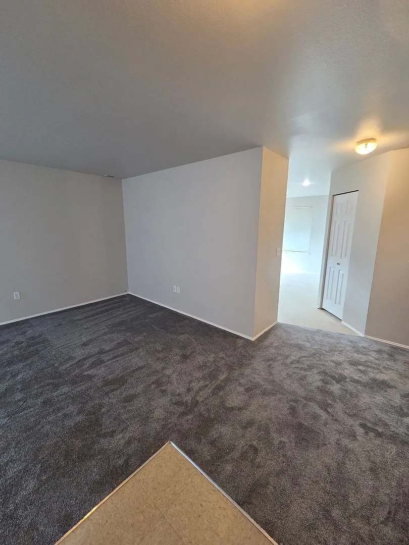 Three-Bedroom Duplex in Port Orchard! New Carpet & Paint! Available Now! — Photo 4