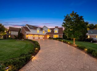 154 Saddle Brook Dr, Oak Brook, IL 60523