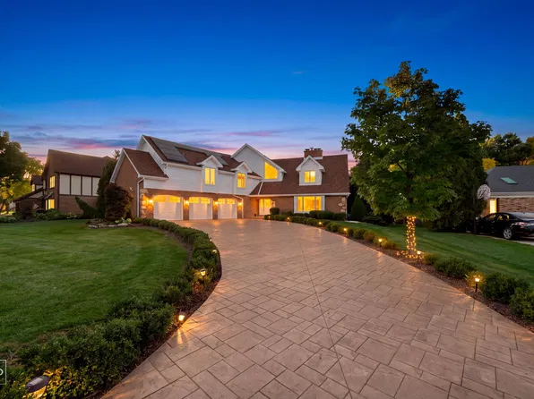 154 Saddle Brook Dr, Oak Brook, IL 60523