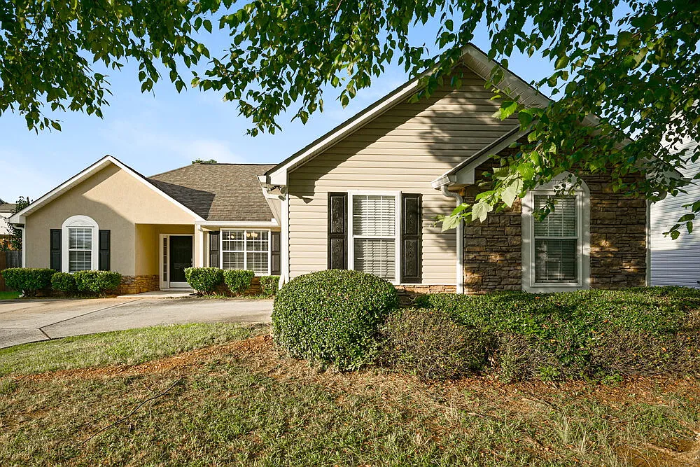 3 bed, 2.0 bath, 1476 sqft, $2,020 — Photo 1