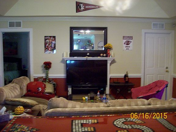 Large LR with vaulted ceilings