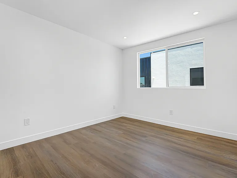 356 1/2 N Chicago St — Photo 14