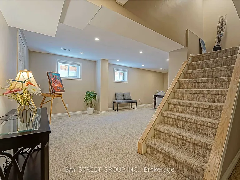 1480 Princeton Cres — Photo 26