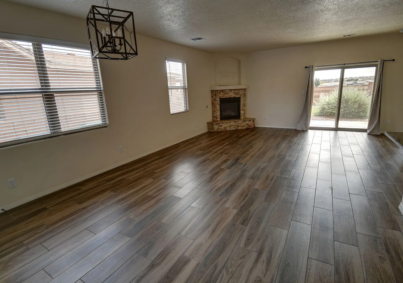 Amazing Multi Generational 4 Bedroom (With 2 Primary Suites-One Up Stairs And One Down) — Photo 3