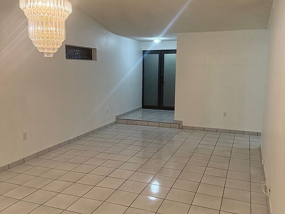 Entrada y Sala de alante. Entrance and front livingroom.