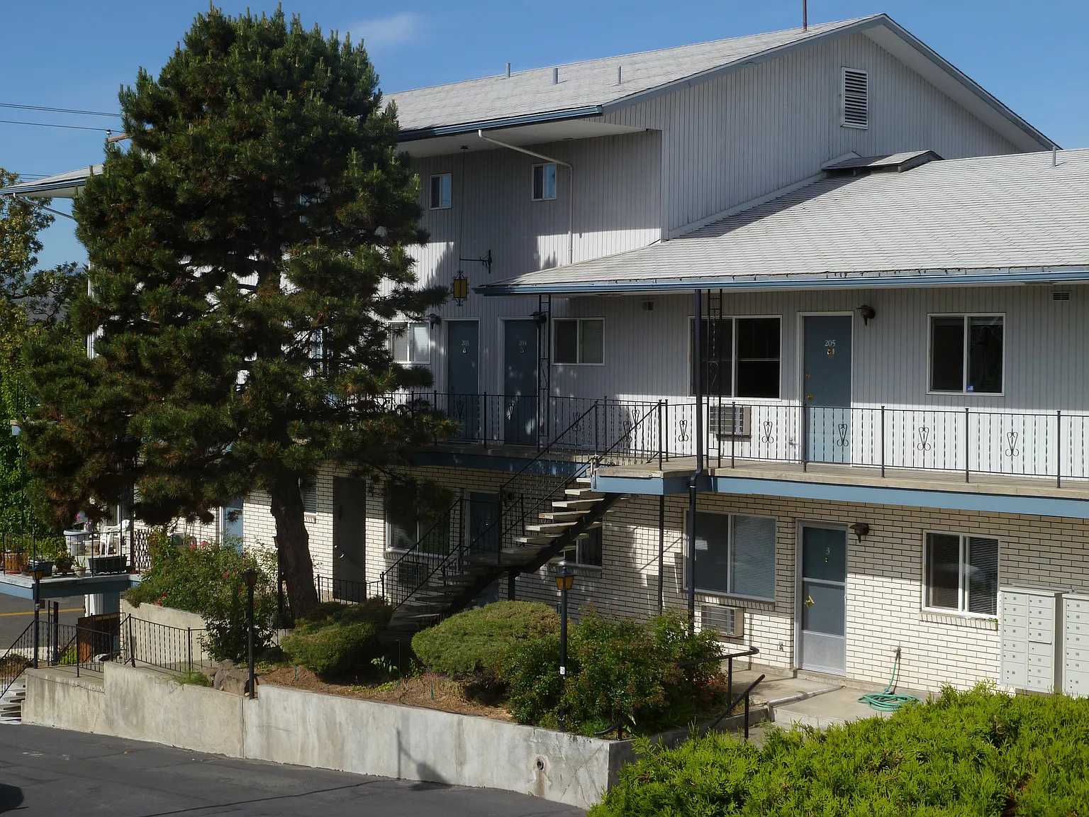 Town House Manor — Photo 4