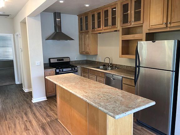 3rd image of 439 Harriet Ln
