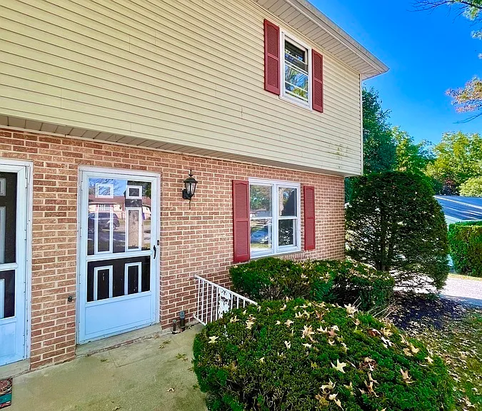 Oak Manor Dr — Photo 8