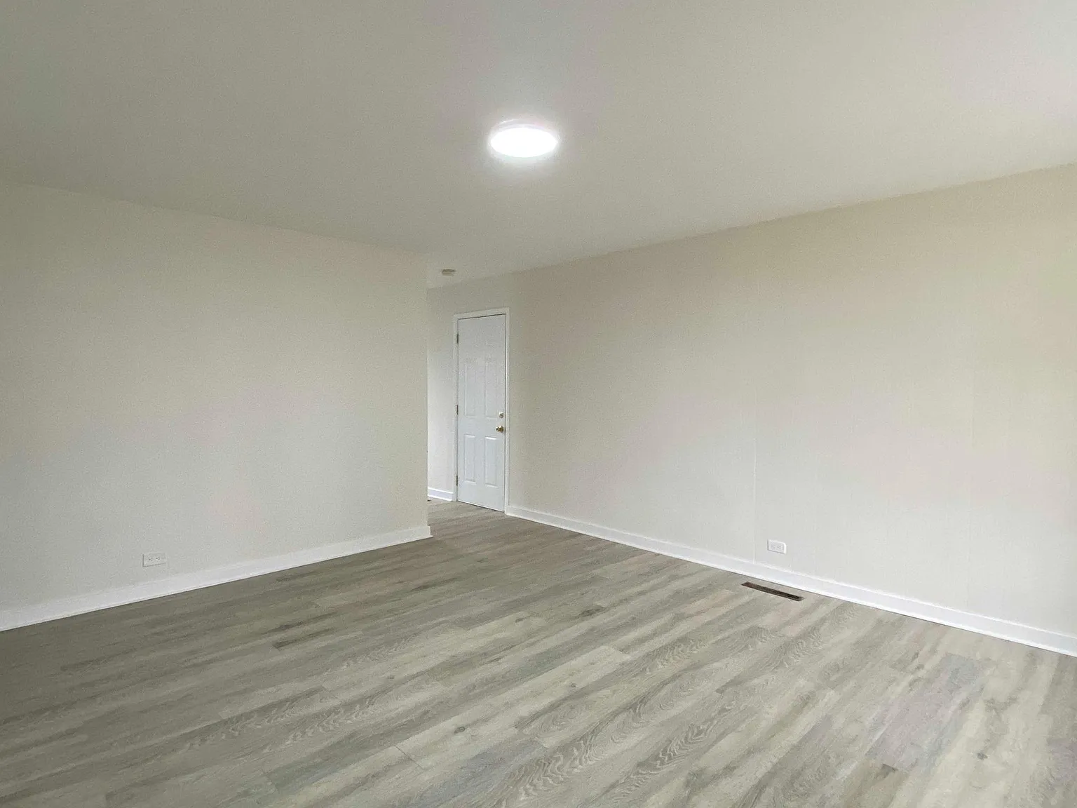 3 bed, 1005 sqft, $2,400 — Photo 3