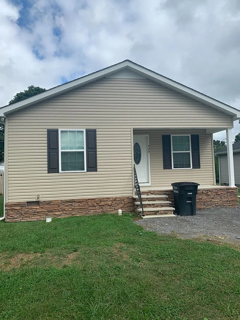 Conveniently Located Home Near Downtown Tullahoma — Photo 1