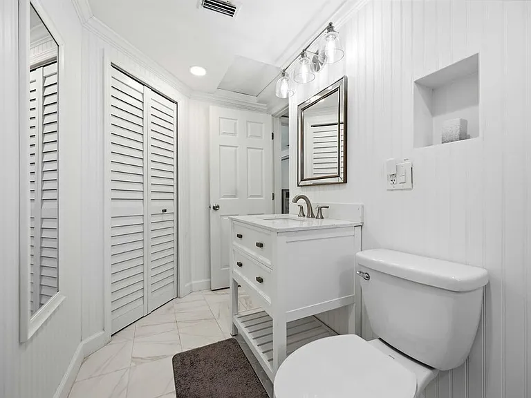 370 E Fray St — Photo 2