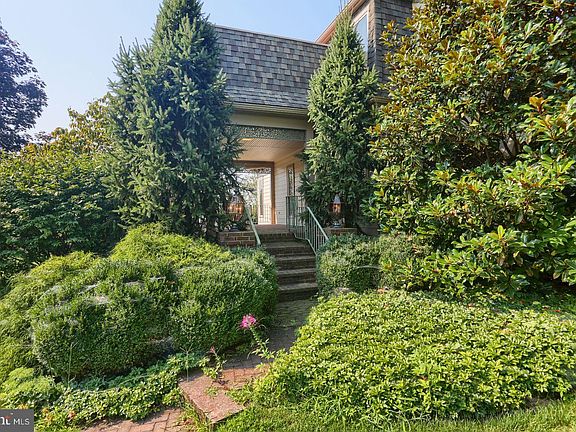 4th image of 418 Oak St