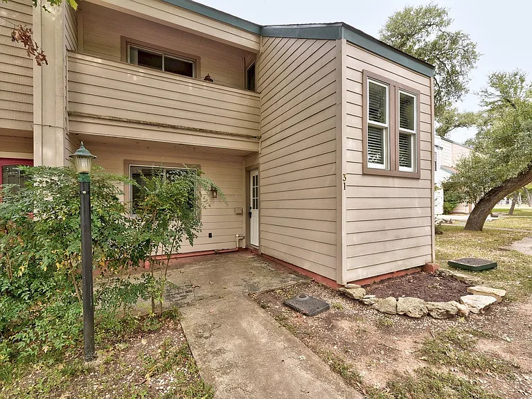 31 Marina Cir — Photo 2