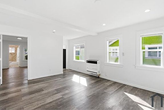 4th image of 350 E 60th St