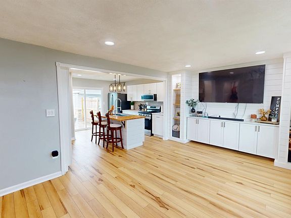 4th image of 1840 Oak Ln