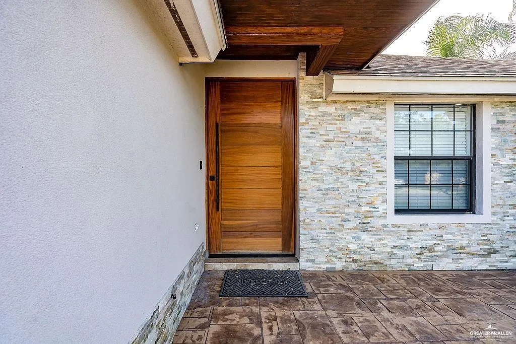 3 bed, 2.0 bath, 2695 sqft, $2,695 — Photo 2