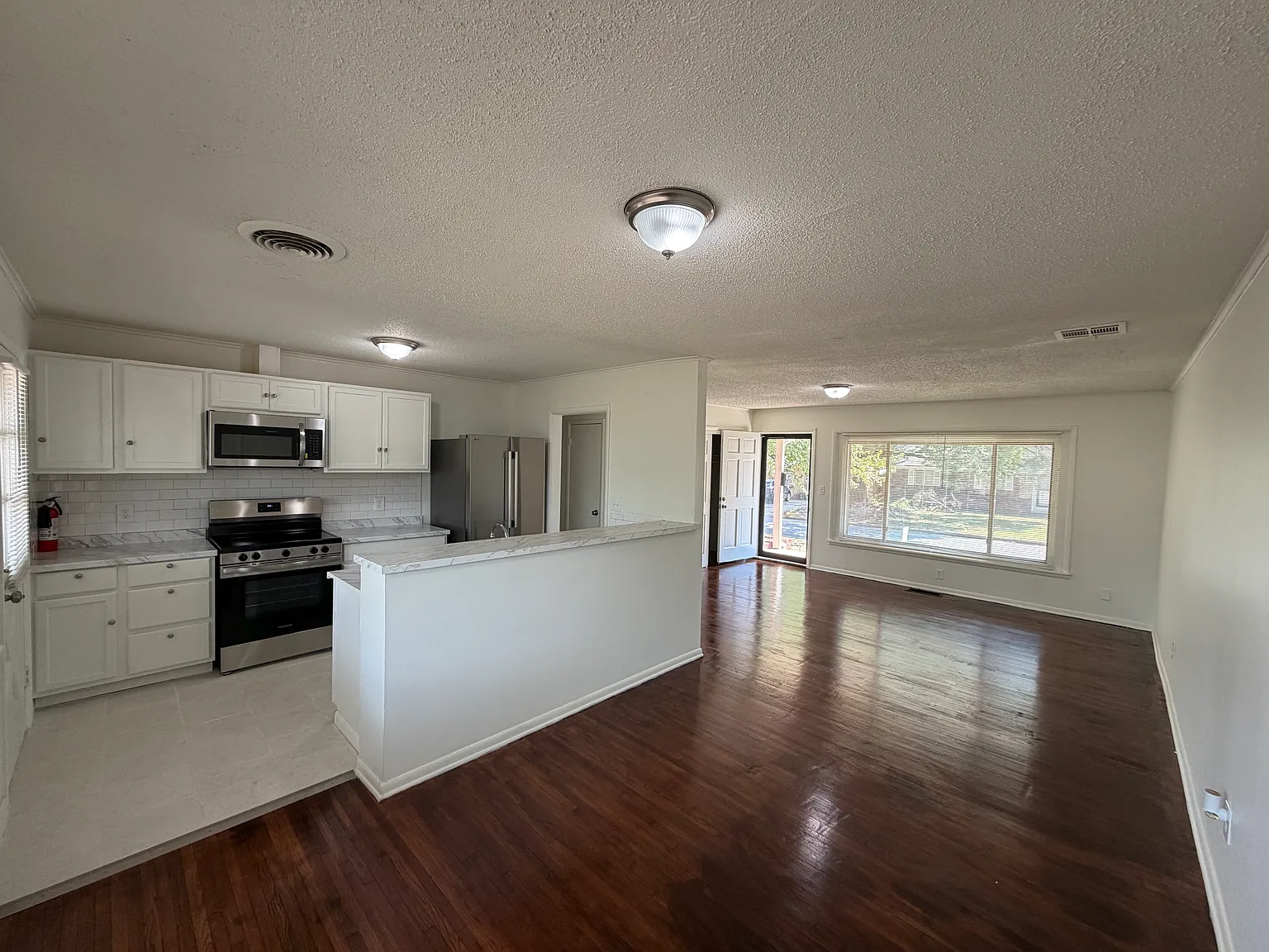 3 bed, 1080 sqft, $1,400 — Photo 3