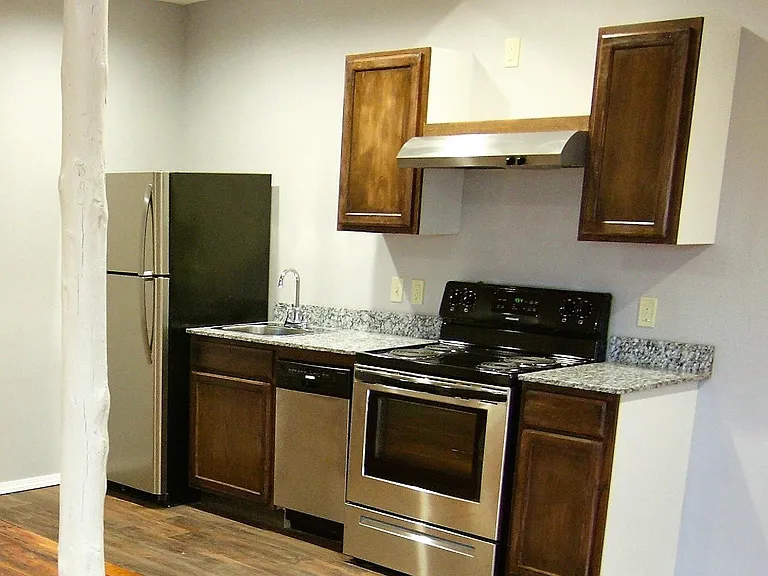 1306 E 11th St #12 — Photo 3