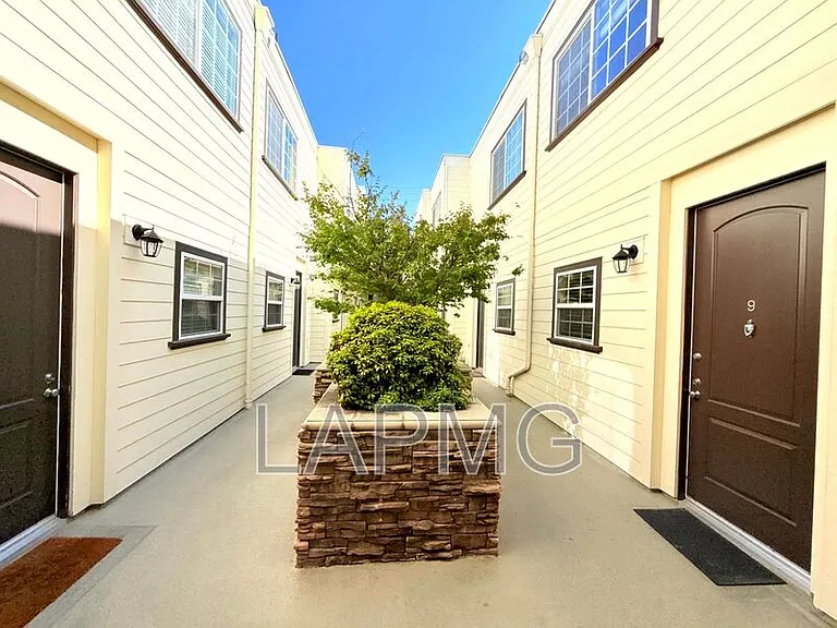 12217 Moorpark St #9 — Photo 28