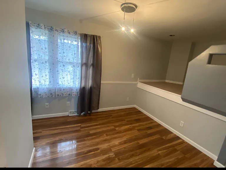208 E Illinois St — Photo 8