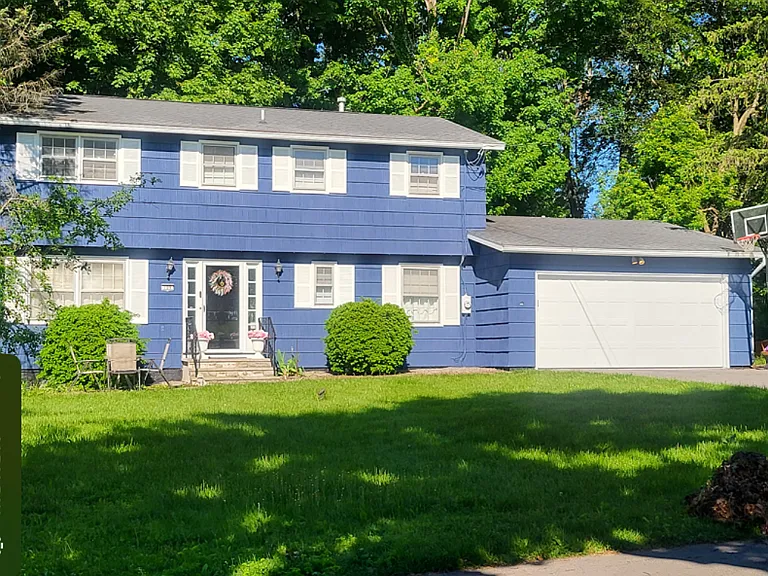 99 Thomas Rd — Photo 2