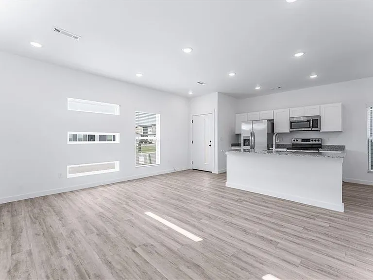 820 Boardwalk Ave — Photo 2