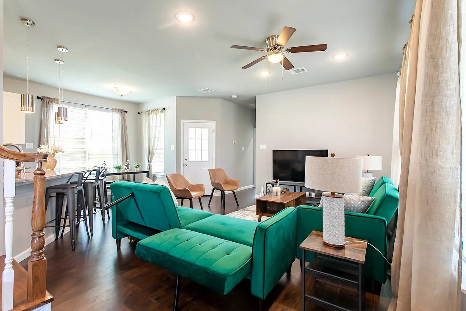 4 bed, 2.0 bath, 2034 sqft, $7,009 — Photo 3