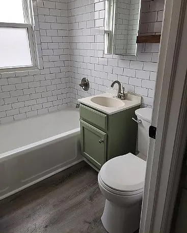 Upstairs full bathroom